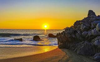 bunt golden Sonnenuntergang groß Welle Felsen Strand puerto escondido Mexiko. foto