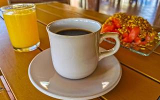 Frühstück beim Restaurant Früchte mit Haferflocken Orange Saft und Kaffee. foto