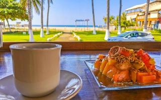 Frühstück beim Restaurant Früchte mit Haferflocken Orange Saft und Kaffee. foto