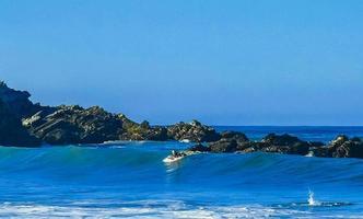 puerto escondido Oaxaca Mexiko 2023 Surfer Surfen auf Surfbrett auf hoch Wellen im puerto escondido Mexiko. foto