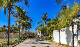 bunt Straße mit Häuser Palmen Autos Restaurants puerto escondido Mexiko. foto