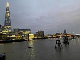 das Fluss Themse beim Nacht mit Betrachtung foto