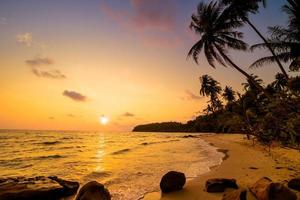 Paradiesinsel mit Strand und Meer foto