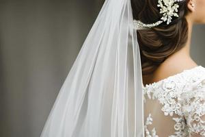 schließen oben Detail ein Braut von hinter im ein Weiß Hochzeit Kleid. foto