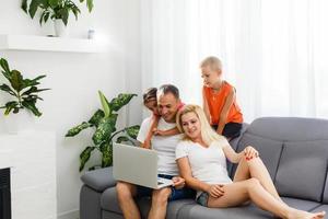 Familie Ausgaben Zeit zusammen beim Zuhause foto