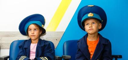 glücklich Kinder spielen Flugzeug. Porträt von Kinder foto