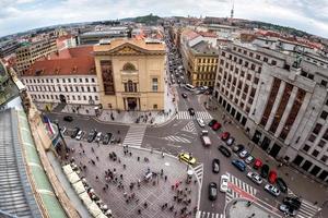 Prag, Tschechische Republik 2018 - erhöhte Ansicht der k-förmigen Kreuzung auf dem Platz der Republik