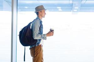 jung männlich Passagier beim das Flughafen warten zum ihr Flug foto