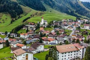 Berg Dorf auf Sommer- Tag foto