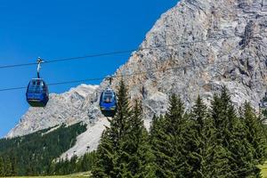 Ski Aufzug im Sommer. Kabel Wagen. Aussicht von das Berg. schön Landschaft. Ski Spur im Sommer. Seilbahn. bergig Terrain. foto