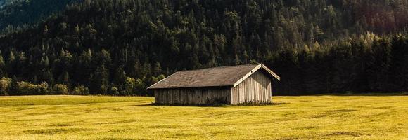 einer hölzern Haus im das fallen auf ein Hügel im das Berge. foto