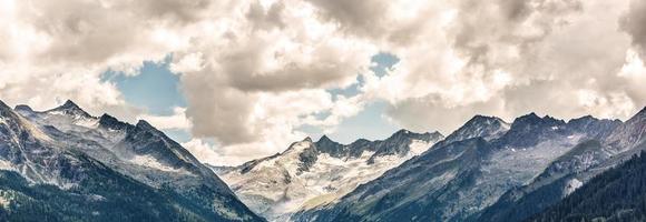 Panoramablick auf die schöne Berglandschaft in den bayerischen Alpen mit Dorf Berchtesgaden und Watzmann-Massiv im Hintergrund bei Sonnenaufgang, Nationalpark Berchtesgadener Land, Bayern, Deutschland foto