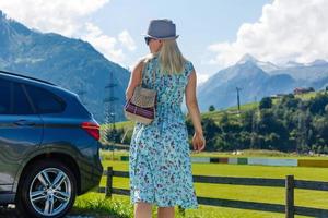 jung Frau Stehen in der Nähe von ihr Auto auf das Berg foto