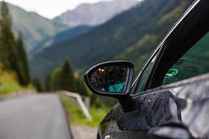 Offroad Reise auf Berg Straße. schön Natur foto