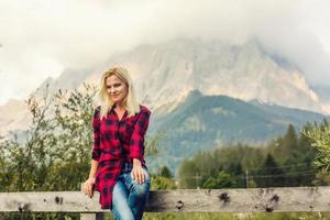 jung Frau blond genießen Berge Landschaft Reise Lebensstil glücklich Emotionen Konzept Abenteuer draussen aktiv Urlaube foto