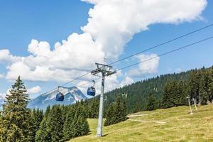 Ski Aufzug im Sommer. Kabel Wagen. Aussicht von das Berg. schön Landschaft. Ski Spur im Sommer. Seilbahn. bergig Terrain. foto