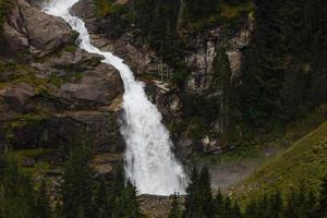berühmt Wasserfall im österreichisch Alpen foto