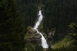 berühmt Wasserfall im österreichisch Alpen foto