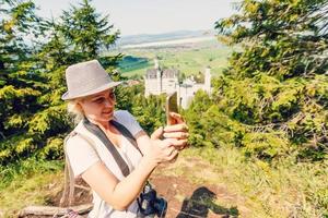 schön Aussicht von weltberühmt neuschwanstein Schloss, das neunzehnten Jahrhundert romanisch Wiederbelebung Palast gebaut zum König ludwig ii auf ein robust Cliff in der Nähe von füssen, Südwesten Bayern, Deutschland foto