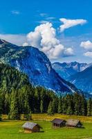 Berg Senke Dorf Landschaft Sommer- foto