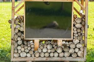 Feuerraum im das Garten. ein Menge von Brennholz ist gestapelt im ein hoch Feuerraum. Energie Speichern Technologien foto