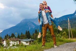 jung Liebhaber entspannend auf Urlaub im schön Panorama mit Berge Bayern Deutschland. Paar im Liebe entspannend im Frühling foto