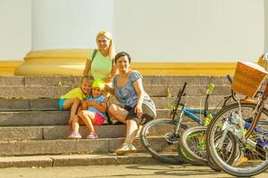 Familie ruhen im Sommer- Park mit Fahrräder foto