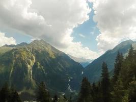 Panoramablick auf die schöne Berglandschaft in den bayerischen Alpen mit Dorf Berchtesgaden und Watzmann-Massiv im Hintergrund bei Sonnenaufgang, Nationalpark Berchtesgadener Land, Bayern, Deutschland foto