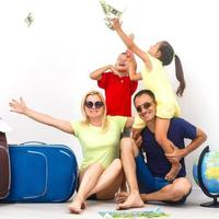 ein glücklich Familie mit ihr Koffer auf ein Weiß Hintergrund foto