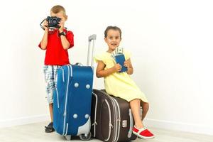 bezaubernd Kinder Bruder und Schwestermit ein Koffer Sitzung während Reisen Copyspace Familie Kinder Kinder Ferien Ausflug Erdkunde Kindheit verantwortlich Erinnerungen Vergnügen foto