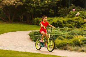 kleines Mädchen mit ihrem Fahrrad foto