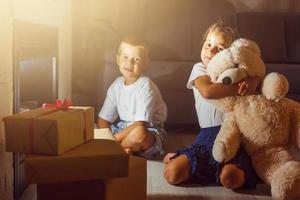 Kinder Sitzung in der Nähe von Kamin foto