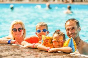 glücklich Familie im Schwimmen Schwimmbad beim Wasser Park foto