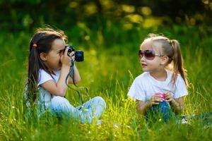 zwei Kinder Mädchenhaft ein Kamera nehmen ein Bild jeder andere foto