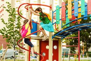 Spaß ist wo das freunde Sind. zwei wenig Freund spielen zusammen auf Spielplatz foto