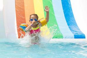 ein Mädchen spielen im ein Sommer- Schwimmen Schwimmbad foto