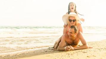 glücklich Familie auf Meer Strand beim Resort foto