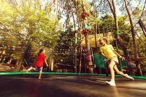 zwei Süss Kinder, Brüder, Springen auf ein Trampolin, Sommer, haben Spaß. aktiv Kinder foto