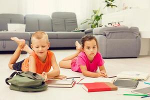 zwei süß Kinder zeichnet auf Fußboden beim Zuhause foto