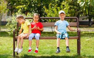 drei glücklich Kinder spielen im das Park beim das Tag Zeit. Konzept Bruder und Schwester zusammen für immer foto