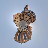 kleiner Planet und sphärische Antenne 360-Grad-Panoramablick auf die alte mittelalterliche Stadt der Straße mit Kirche und historischen Gebäuden foto