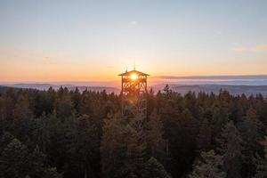 ein Achtung Turm im das Mitte von das Wald foto