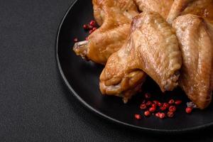 gebacken Hähnchen Flügel mit Salz, Gewürze und Kräuter foto