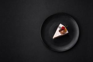 köstlich schön Stück von Kuchen mit Sahne und Beeren foto