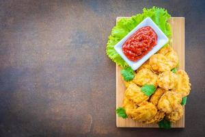 frittierte Hühnernuggets mit Ketchup foto