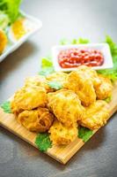 frittierte Hühnernuggets mit Ketchup foto