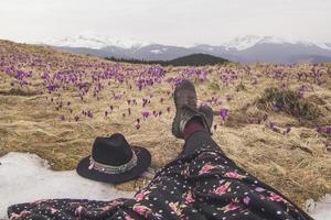 schließen oben stilvoll Reisender Beine auf Krokus Blumen Wiese Konzept Foto