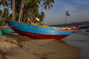 Fischerboot am Strand in Vietnam foto