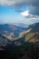 Berg Landschaft im Schweiz Aussicht Richtung Senke foto