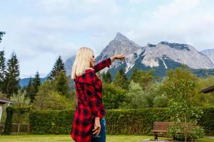 jung schön Frau Reisender , Berge Alpen Hintergrund, foto